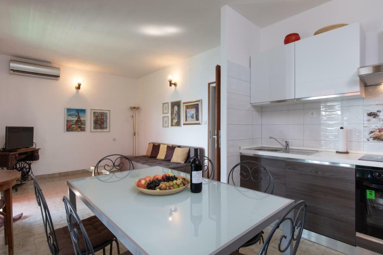 Holiday Home Barbara Трогир Экстерьер фото