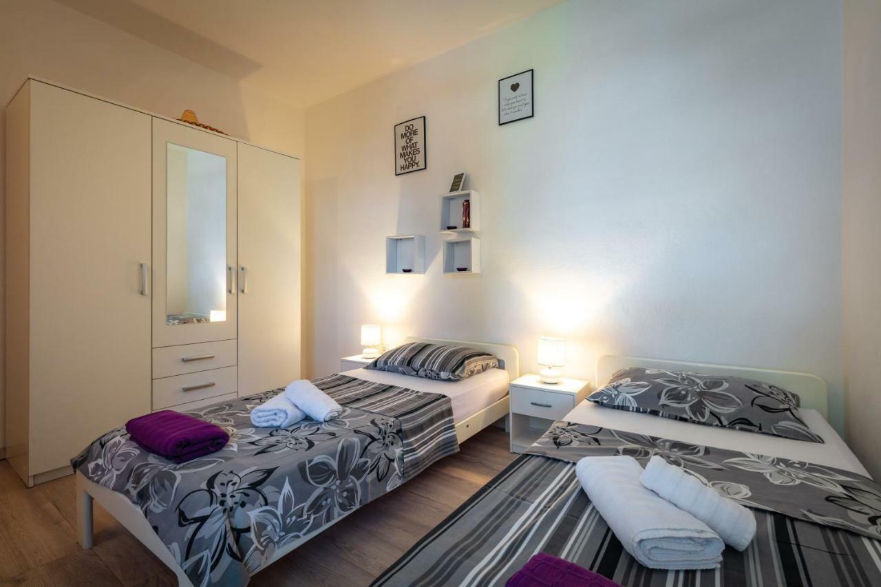 Holiday Home Barbara Трогир Экстерьер фото